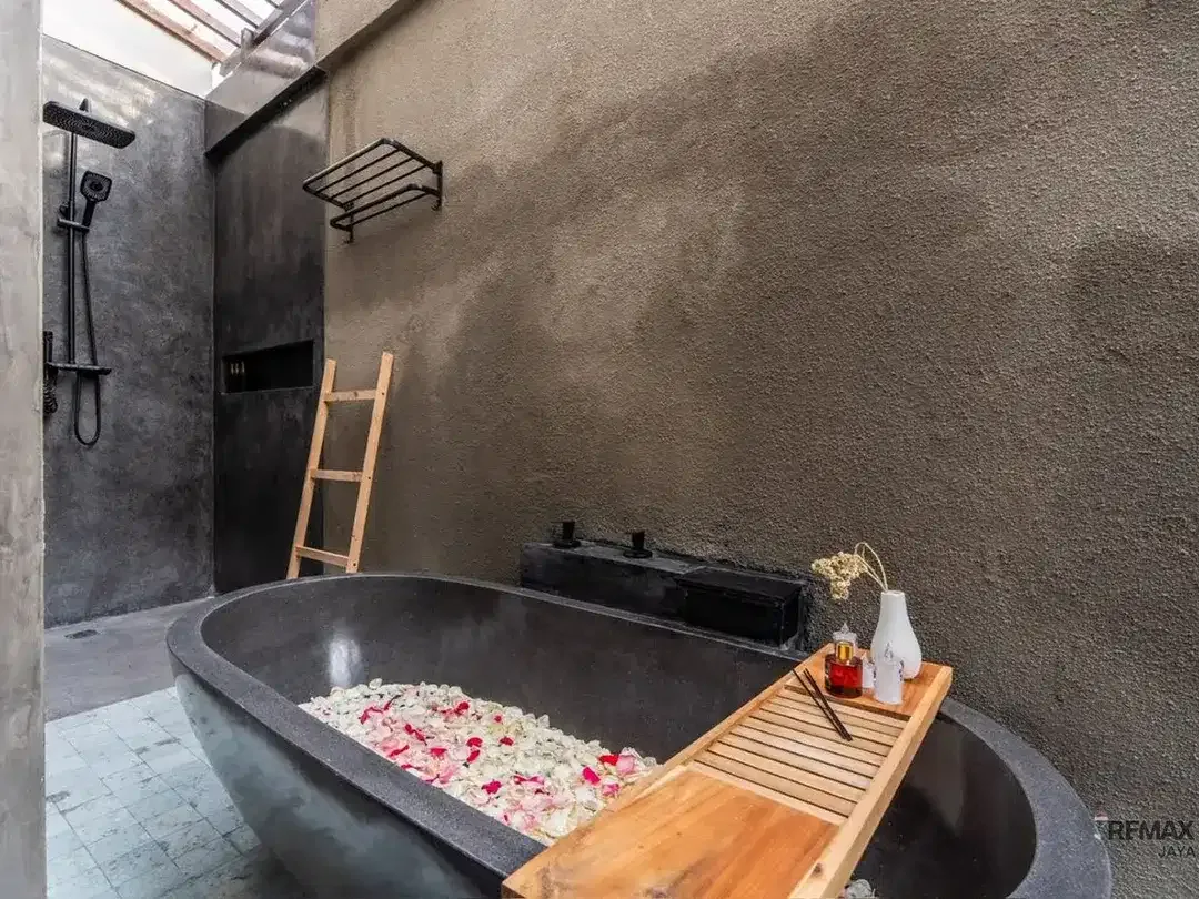 Villa Modern Industrial 3 Kamar Tidur Disewakan, di Umalas - Image 3 of 5