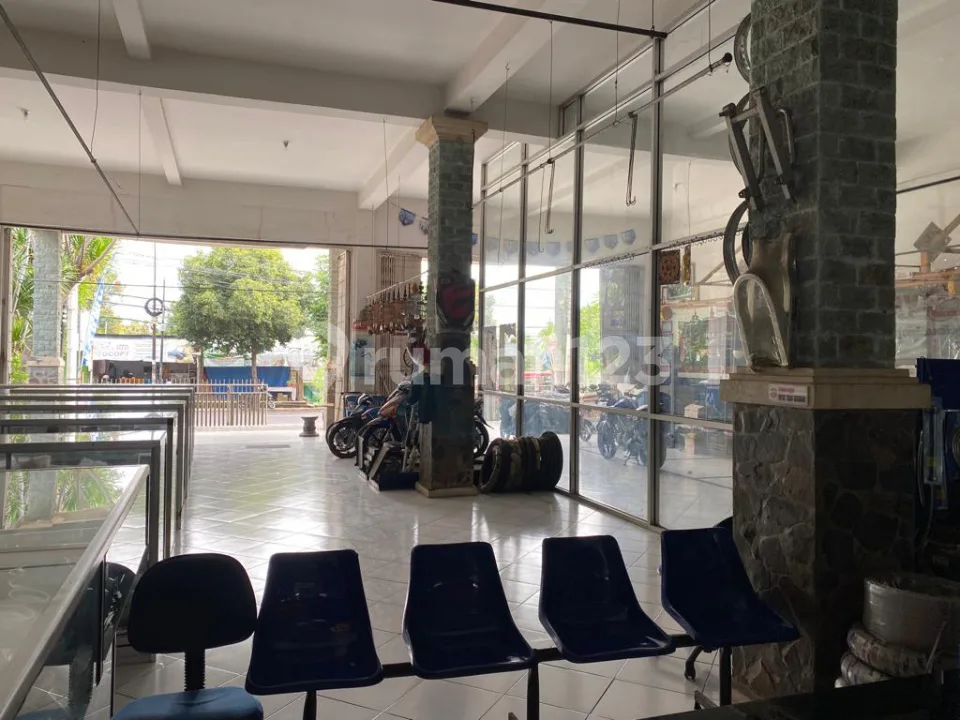 Ruko 3 Lantai Siap Huni, Lokasi Strategis Di Pinggir Jalan Besar Ruko - Image 1 of 4