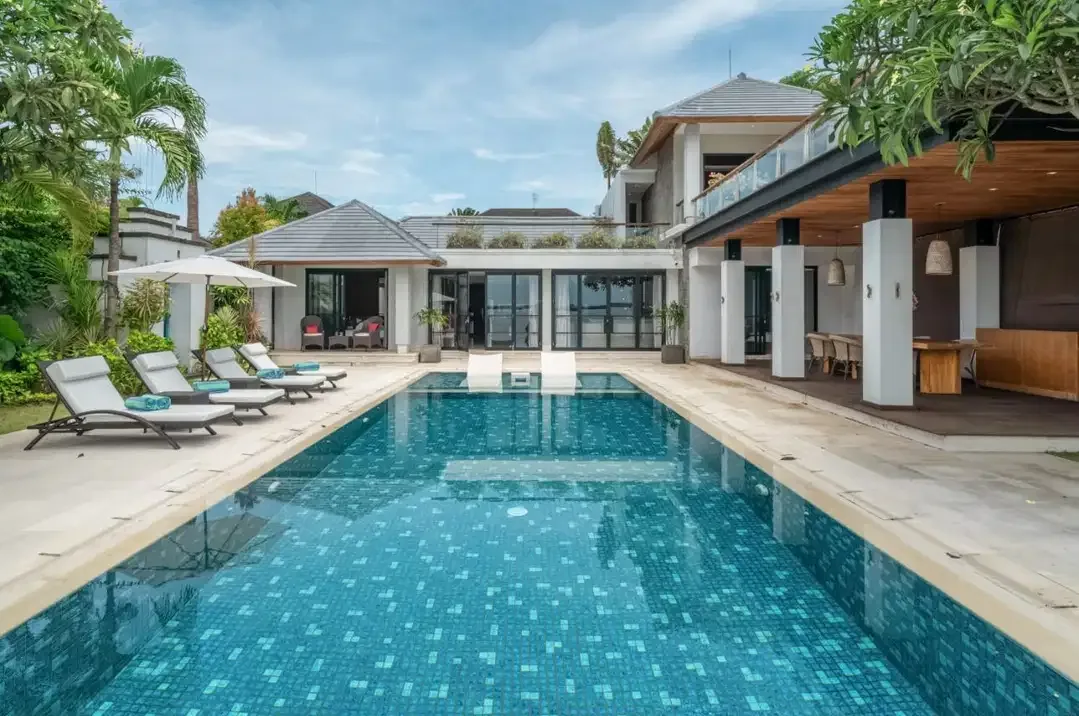 BEACHFRONT LUXURY VILLA FOR SALE AT NUSA DUA - Image 3 of 7