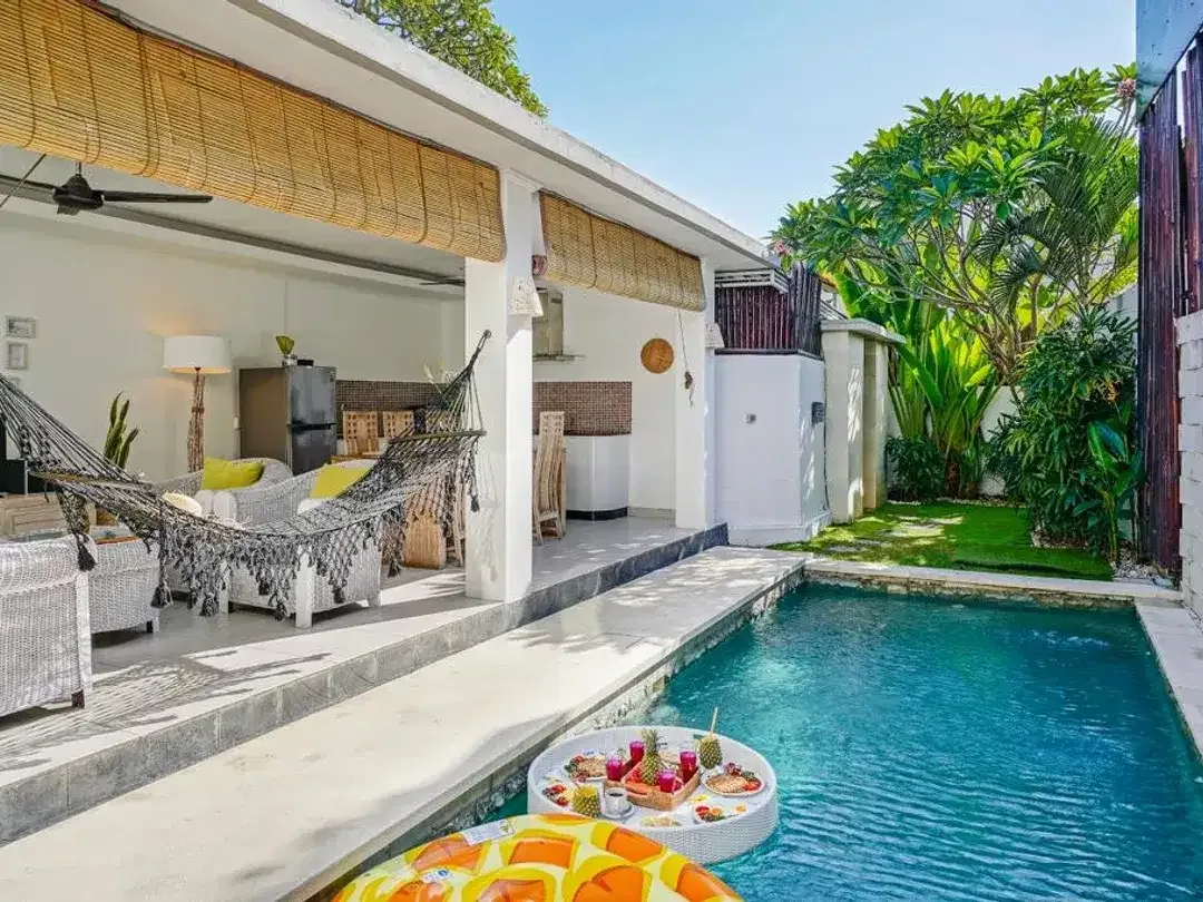 Di Sewakan Villa 3 Bedroom - Lokasi Batu Belig - Seminyak - Image 2 of 5