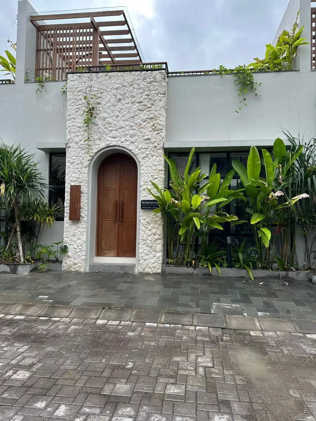 VILLA READY 2BR FURNISHED ONE GATE TERBAIK DI BATU BOLONG CANGGU - Image 1 of 10