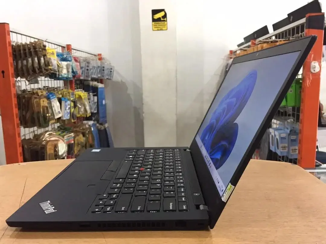 Laptop Lenovo ThinkPad T490 Core i5Gen8 Ram 16GB SSD 256GB Slim Mulus - Image 4 of 10