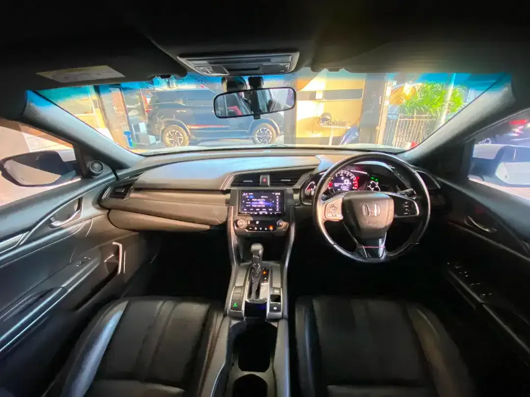 Honda Civic Turbo Hatchback 2018 Automatic - Image 4 of 10