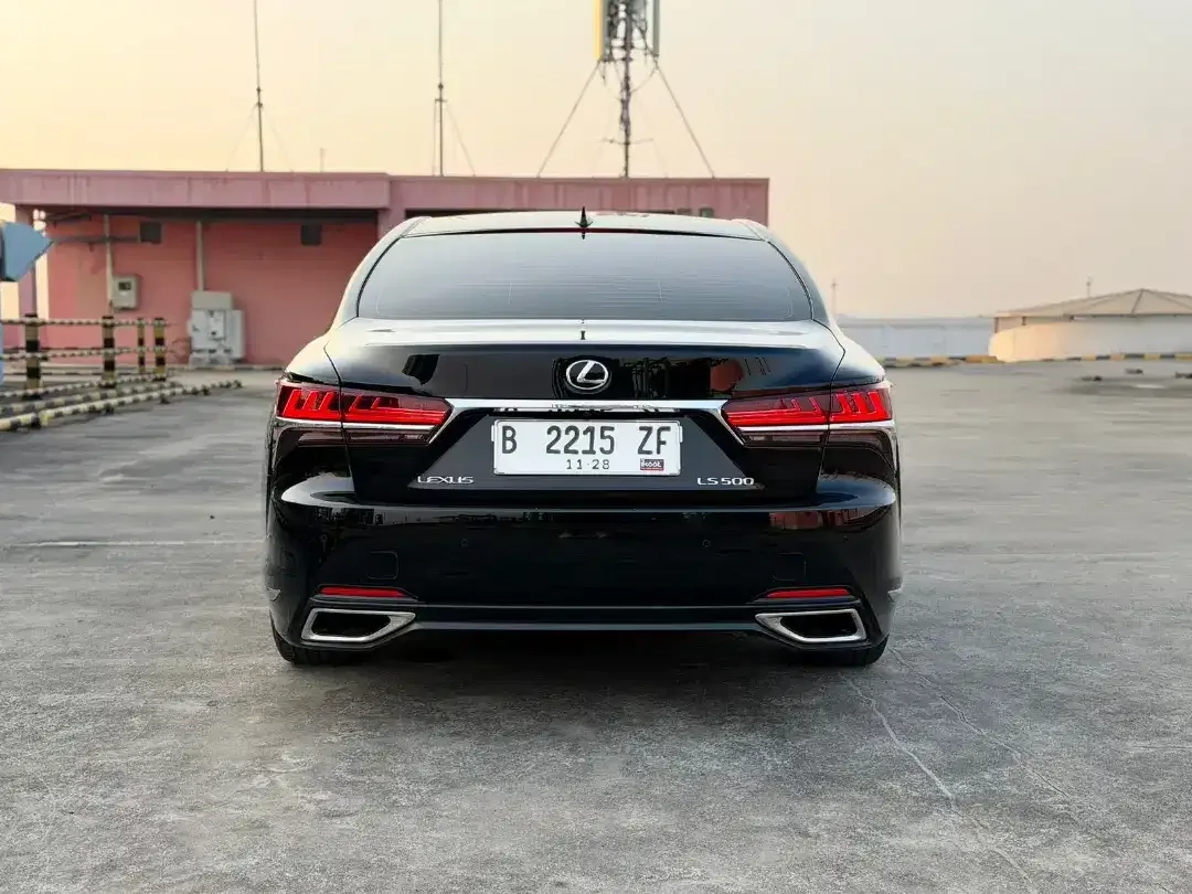 Lexus LS 500 H sedan super mewah - Image 4 of 6