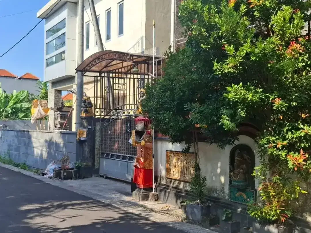Di jual rumah lantai 2 jalan Mohyamin Renon  lokasi strategis jantung kota Renon - Image 1 of 9