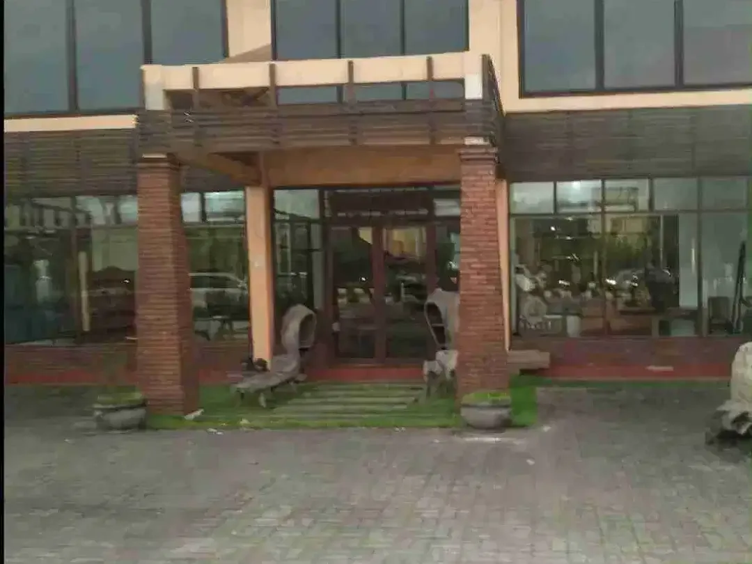 jual bangunan 2 lantai 1.000m2 , luas tanah 1.700 m2 ( 17 are ) di dekat Krisna oleh-oleh By Pass Ngurah Rai Kuta Bali - Image 1 of 5