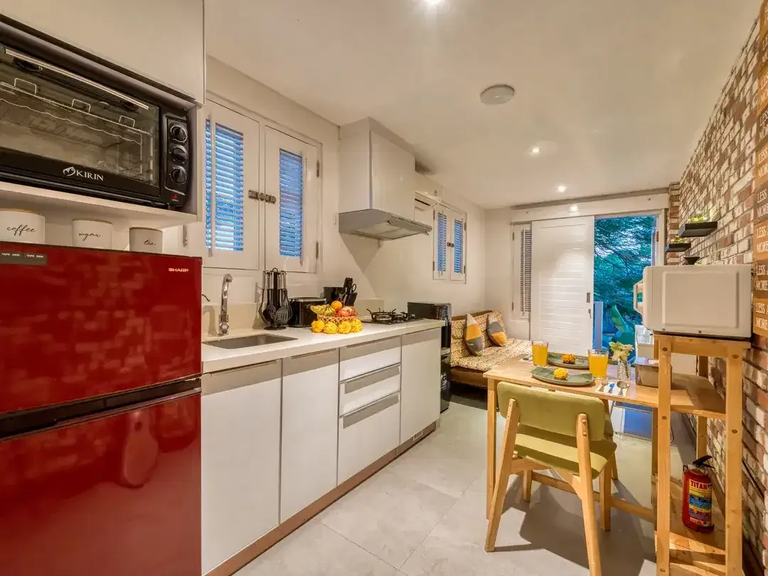 RARE 41 YEAR LEASE until 2067! Modern Industrial 4 Bedrooms Dual-Unit Estate in Prime Sanur - Image 4 of 10