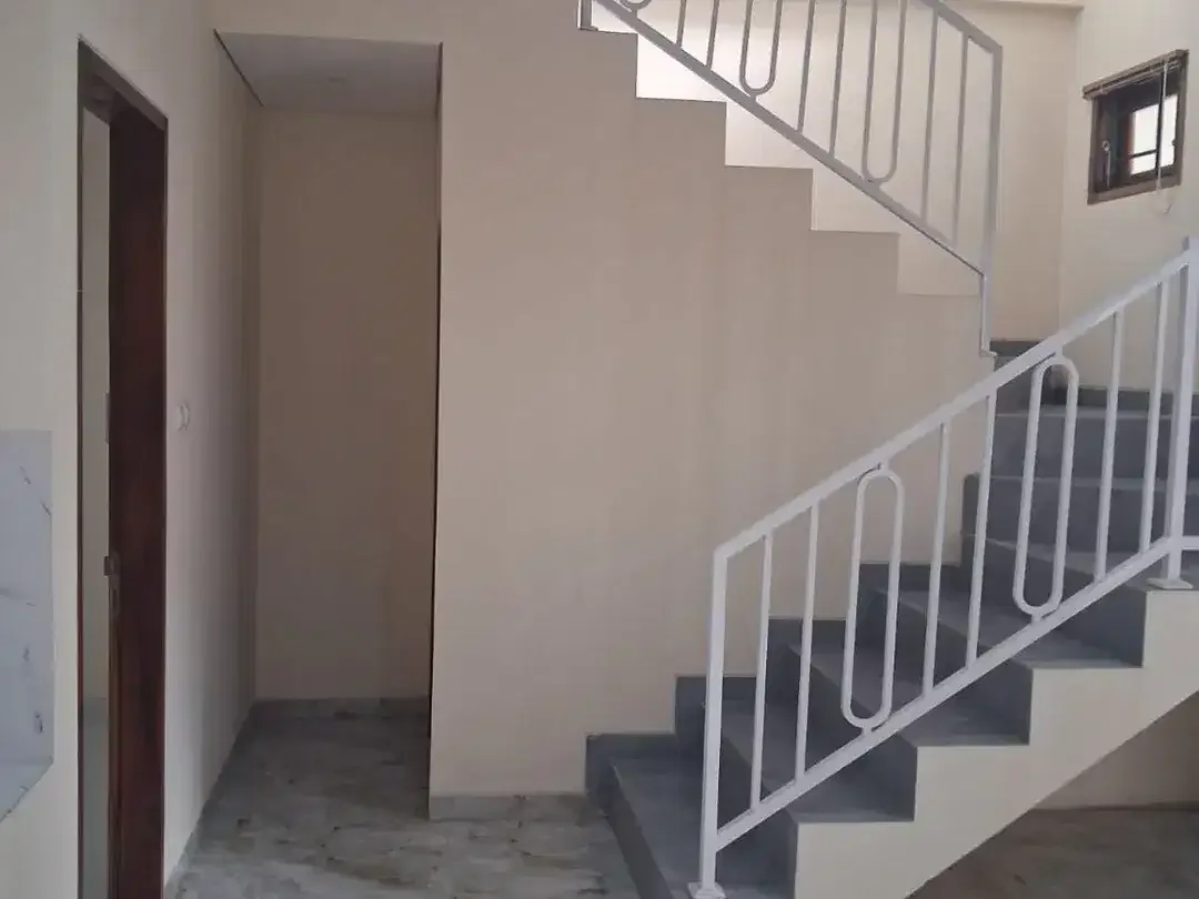 FOR RENT UNIT BARU RUMAH STARTEGIS DEKAT DENGAN PUSAT KOTA RENON - Image 7 of 9