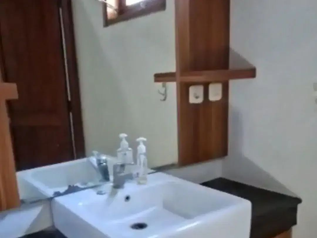 Rumah Luas 2.5 Are Disewakan, di Pusat Renon Denpasar - Image 8 of 10