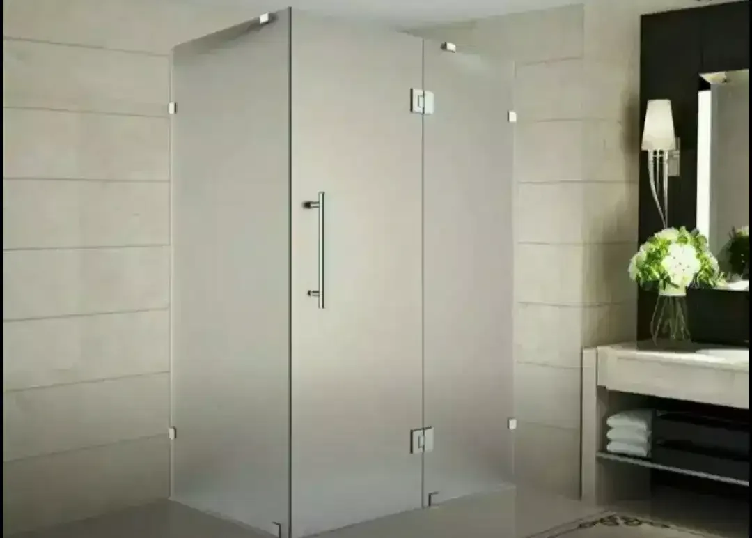 Buat kamar mandi makin tertutup dengan stiker sanblas dan kaca film - Image 1 of 1
