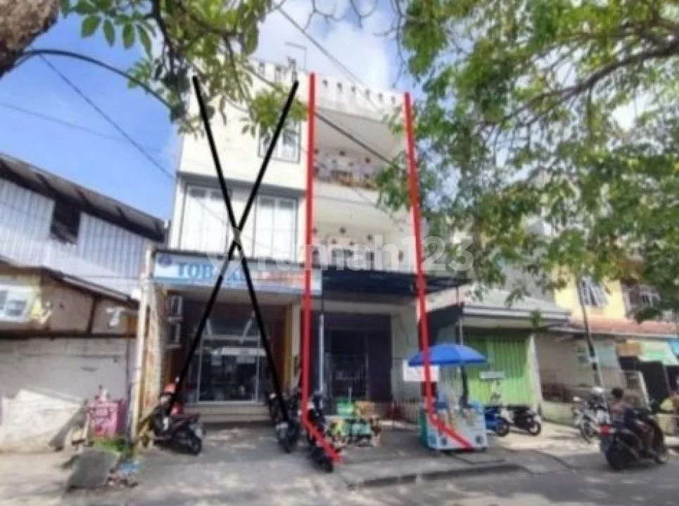 Ruko 4LT Lokasi Strategis Di Depan Pasar Kuta II Siap Untuk Usaha 


Spesifikasi :


Luas Tanah : 93mÂ²


Luas Bangunan : 277mÂ²


Tingkat : 4 Lantai


Kamar Tidur : 4


Kamar Mandi : 5


PLN : 3300 - Image 2 of 3