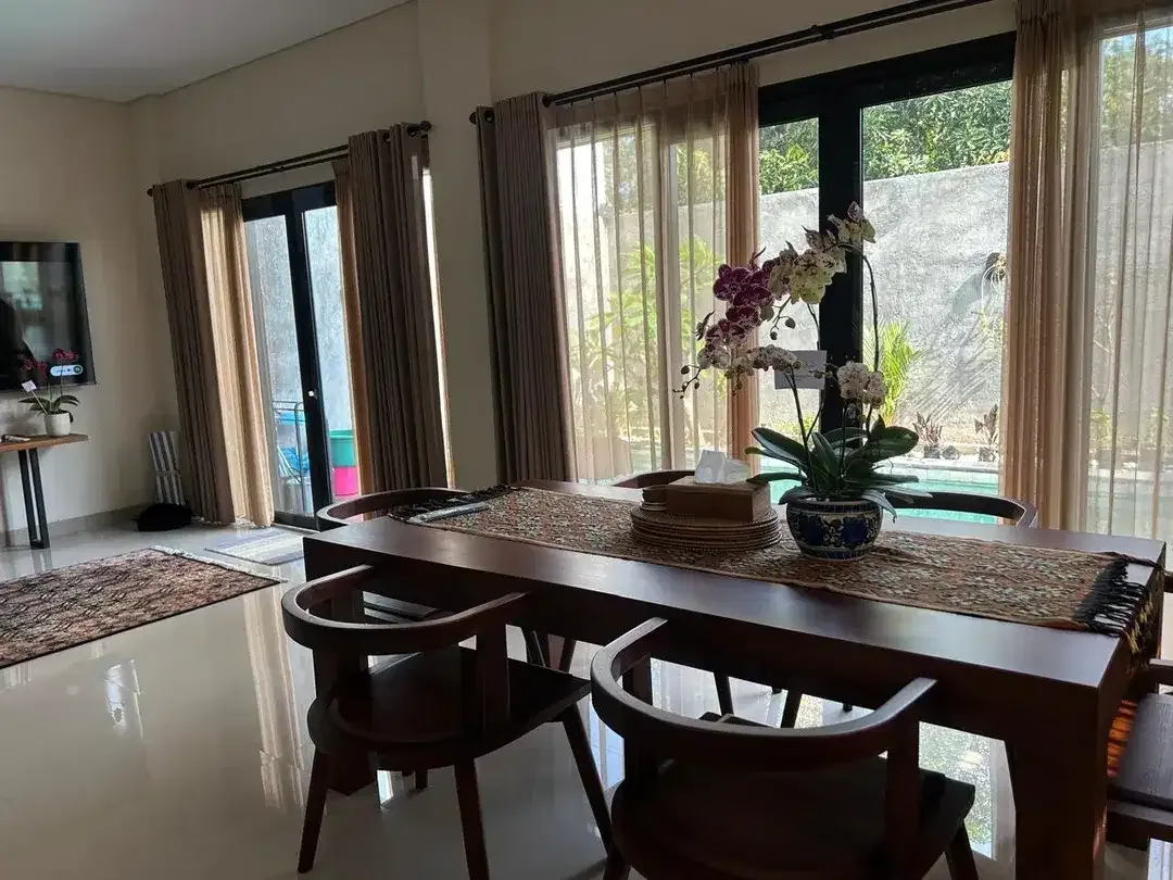 DI JUAL VILLA DI UNGASAN FULL FUNISH DEKAT PANTAI PECATU BALI - Image 1 of 10