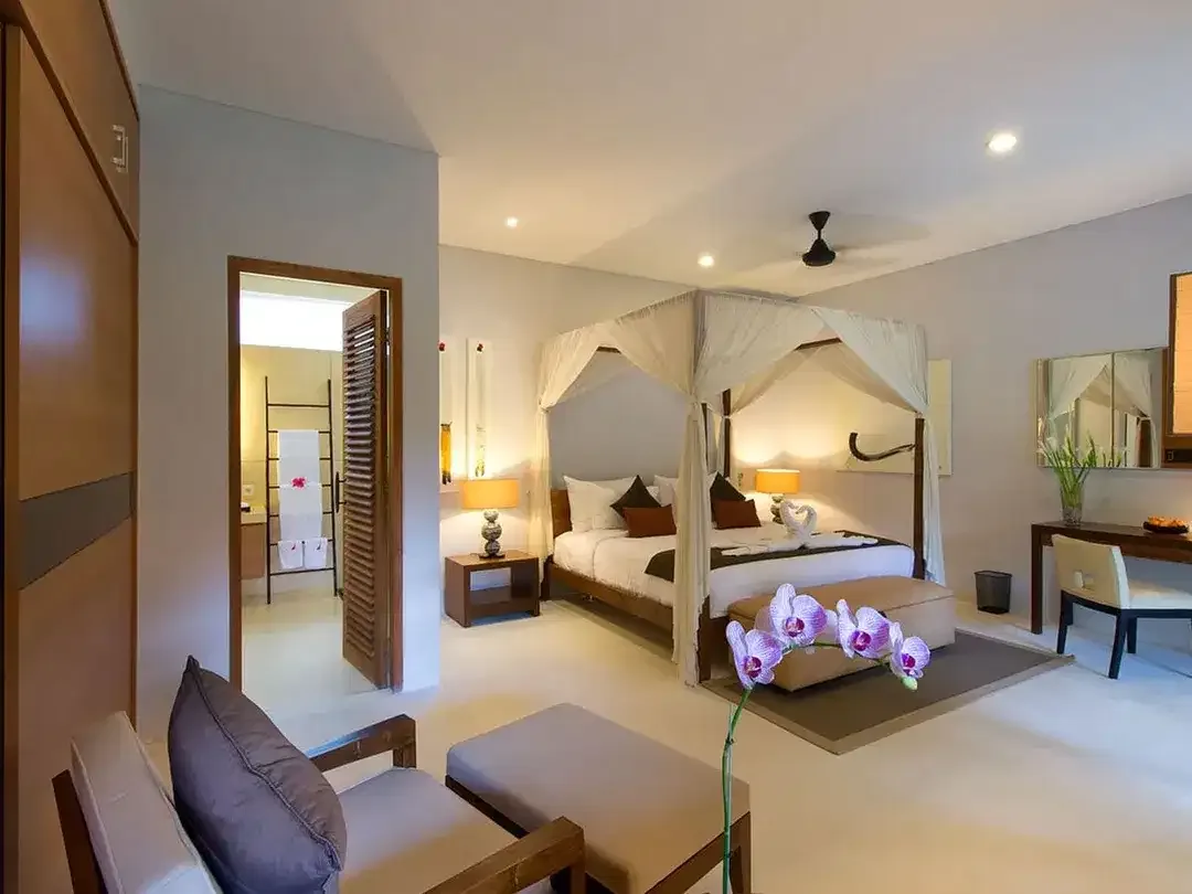 Freehold - Luxurious Balinese Retreat with Spacious Living, Lush Gardens, and Prime Seminyak Location - Image 4 of 10