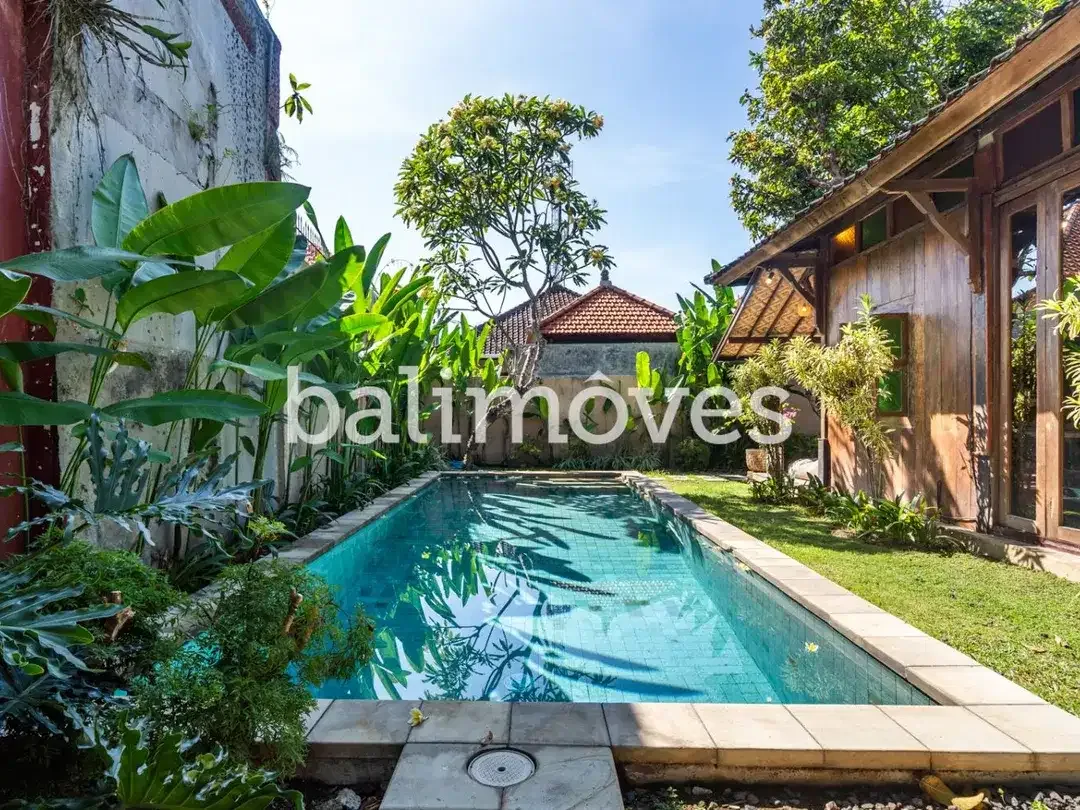 Vila Elegan Bergaya Joglo dengan Tiga Kamar Tidur di Tepi Pantai Sanur - Image 4 of 10
