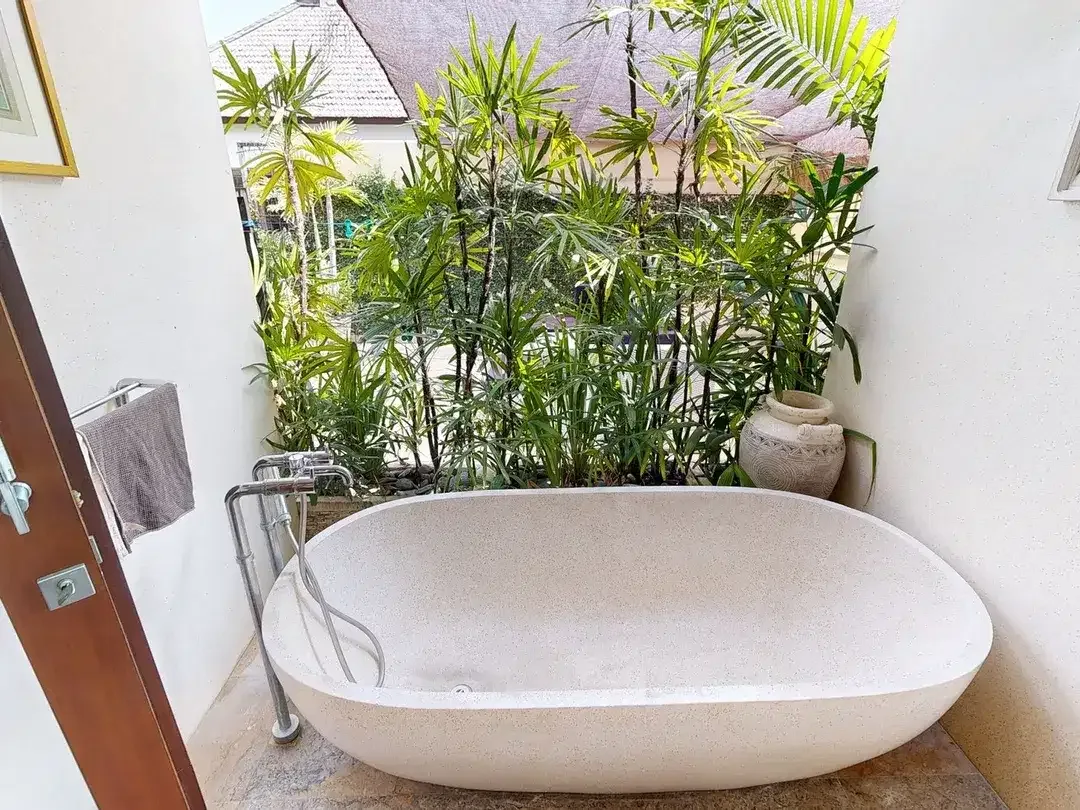 Freehold - Luxurious 2-Bedroom Tropical Villa in Premier Canggu Location - Image 8 of 10
