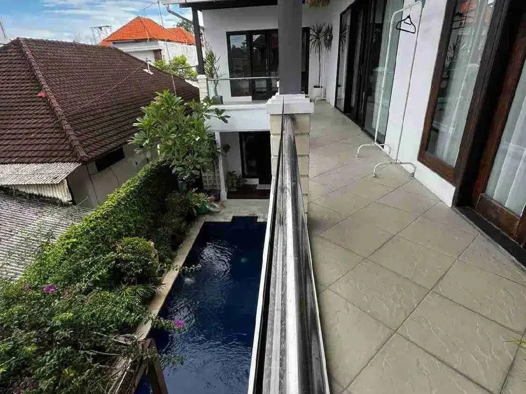 RUMAH MEWAH DUA LANTAI DI CENTRAL KUTA JALAN KUBU ANYAR - Image 9 of 10