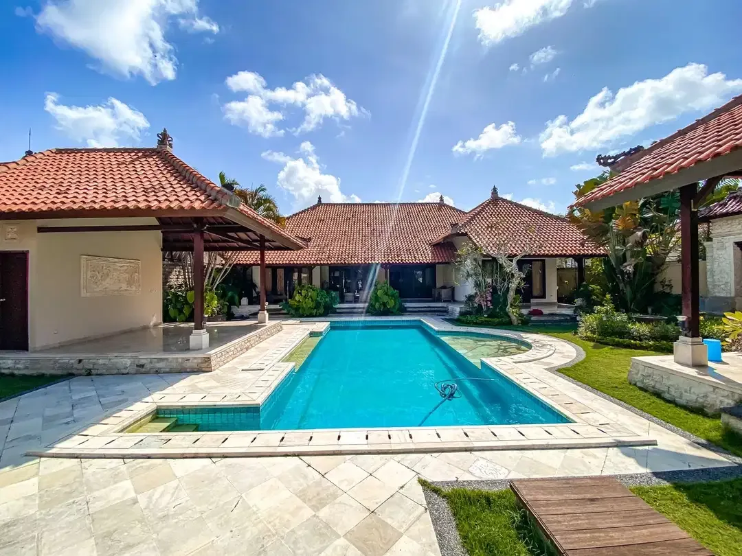 PRIVATE BALINESE STYLE VILLA AT ONE GATED AREA BENOA - Image 2 of 10
