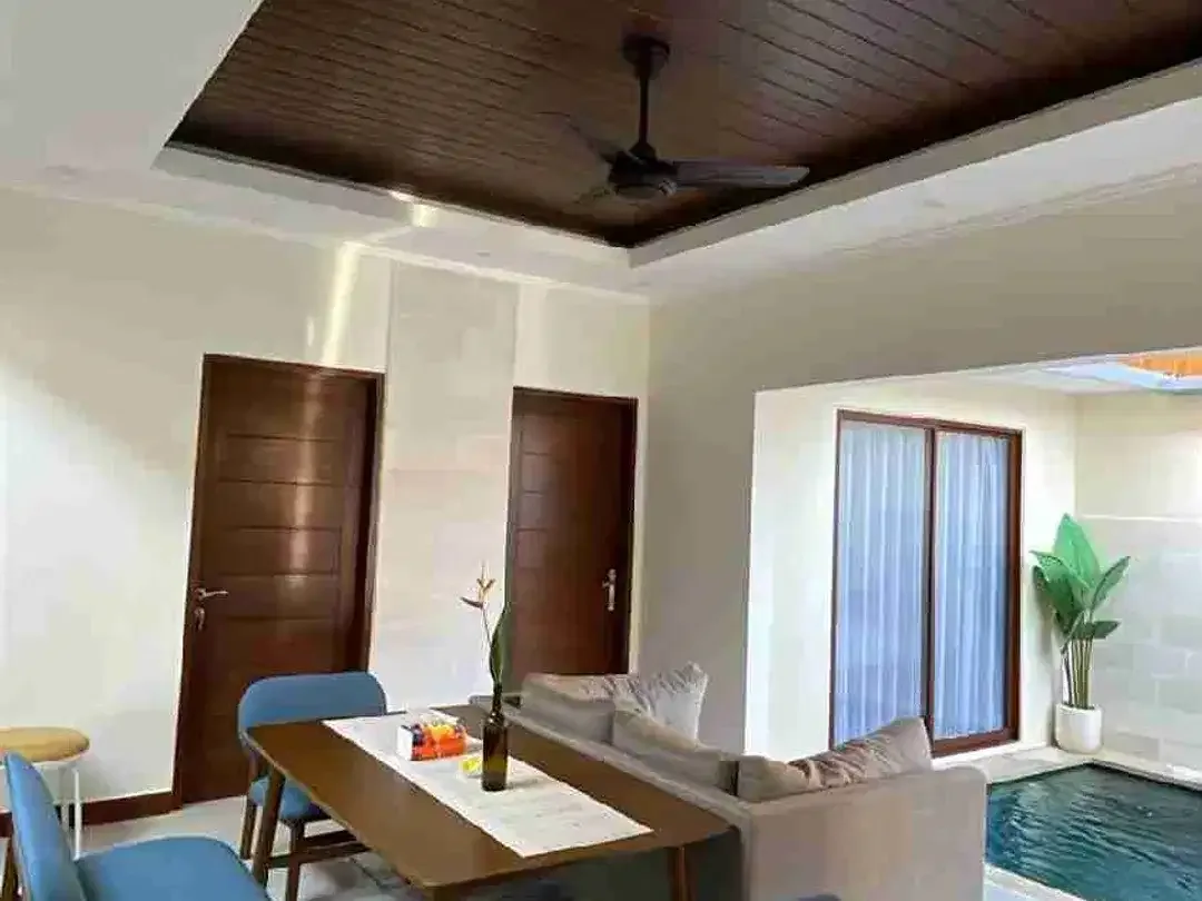 DIJUAL RUMAH SEMI VILLA 2BR DI KOMPLEK PERUMAHAN UNGASAN ADA POOL, FULLY FURNISHED SIAP HUNI - Image 2 of 10