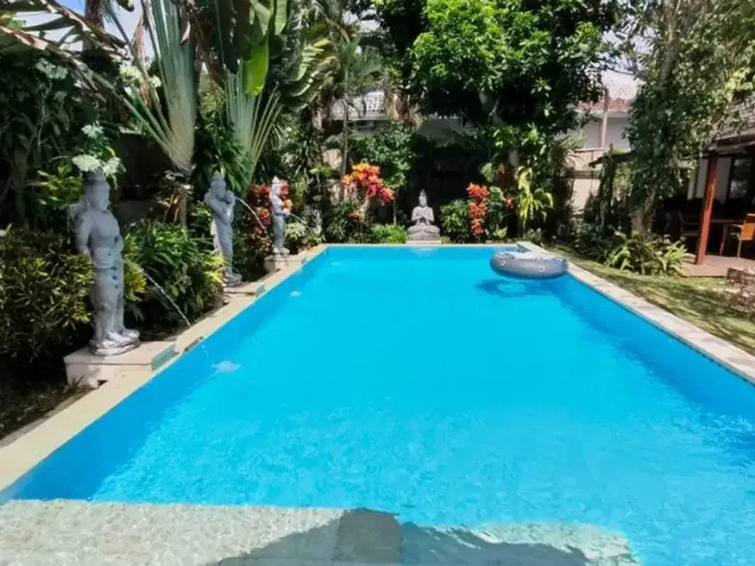 VILLA SPACIOUS GARDEN WITH 5 BEDROOM IN UMALAS KEROBOKAN BADUNG - Image 2 of 10