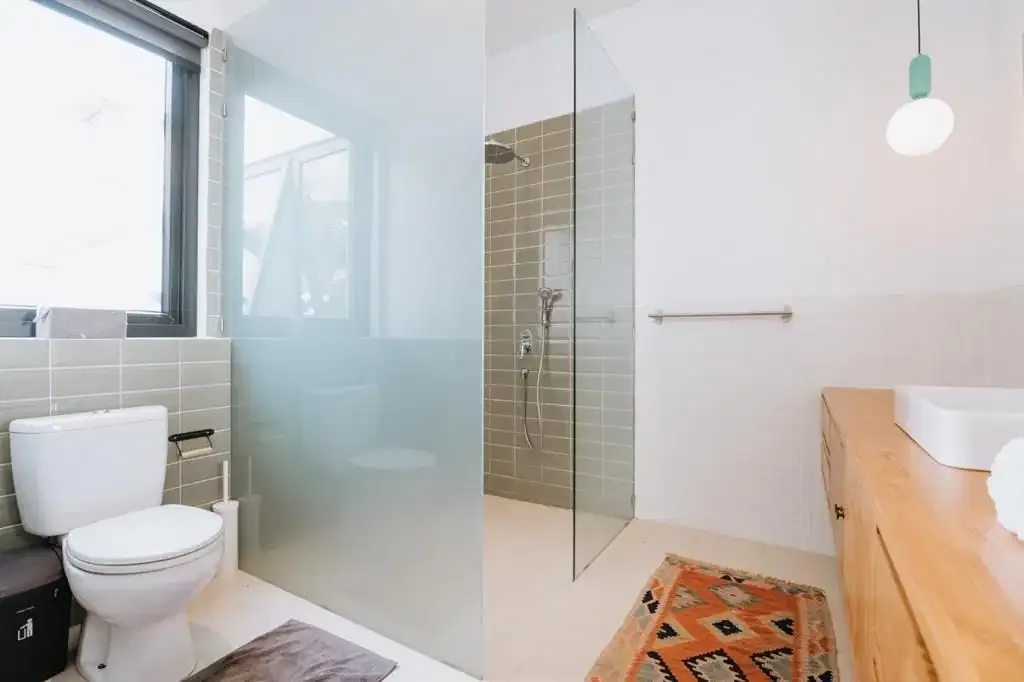 Dijual villa lantai 2 lingkungan nyaman lokasi bidadari seminyak - Image 5 of 10