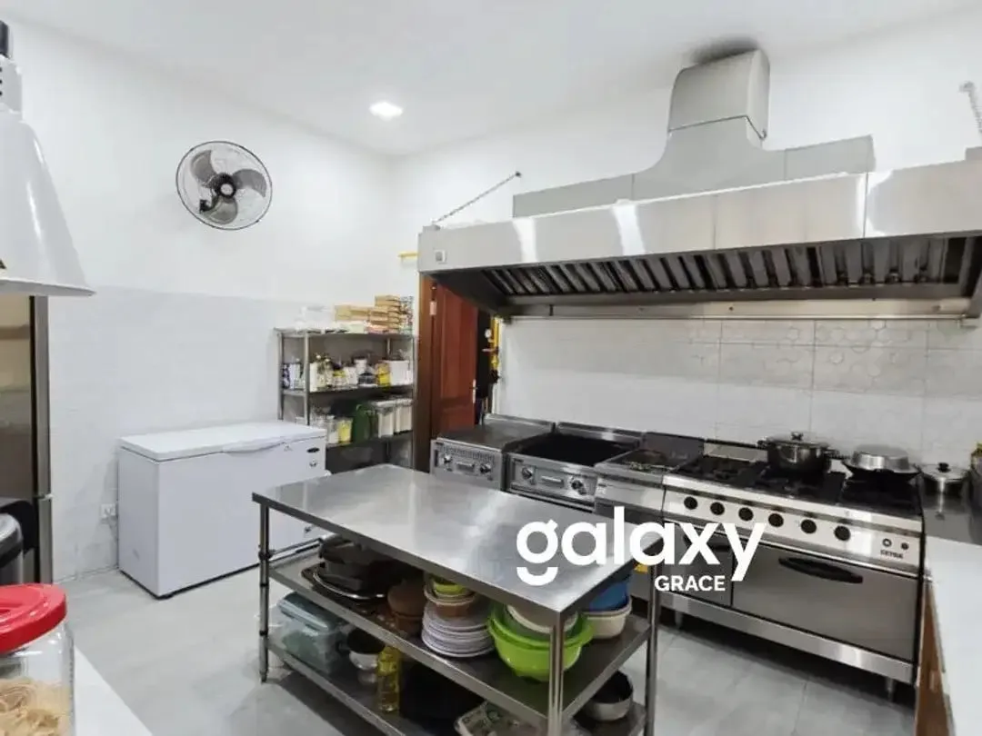 SUBLEASE BISTRO & A WOODEN HOUSE - PANTAI SABA GIANYAR - Image 8 of 10