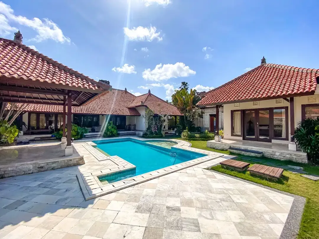 PRIVATE BALINESE STYLE VILLA AT ONE GATED AREA BENOA - Image 4 of 10
