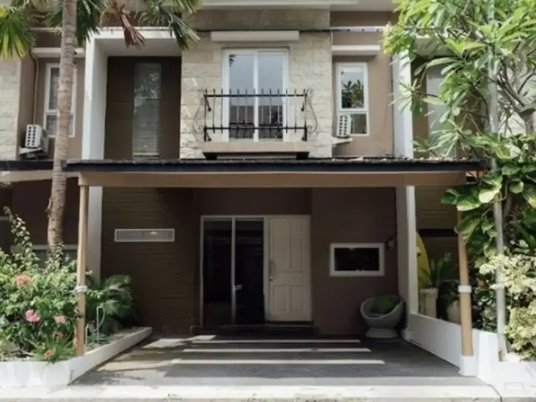 RUMAH CANTIK FULL FURNISHED 4BR DI PERUM HARVESTLAND JIMBARAN BADUNG - Image 1 of 10