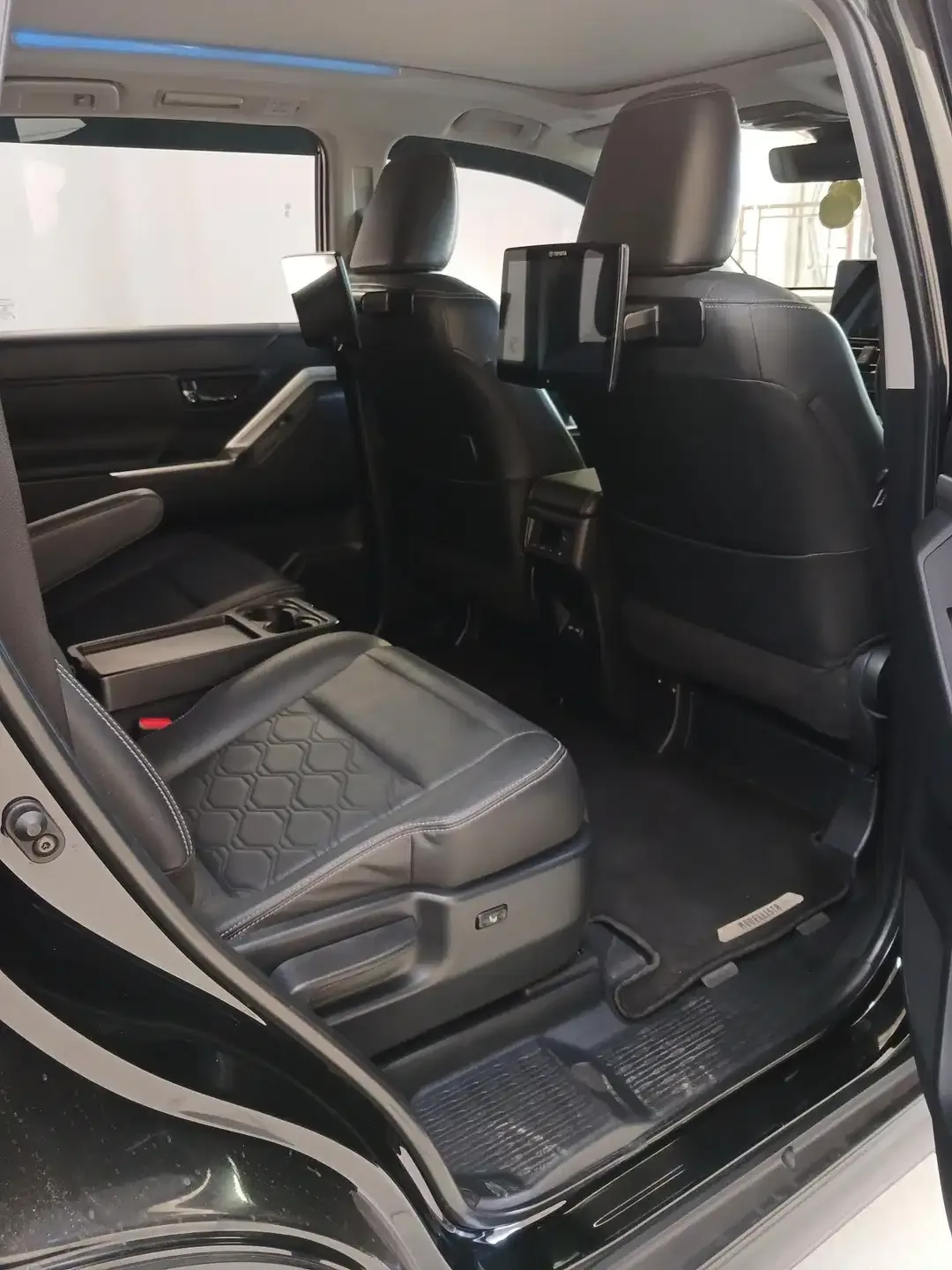 Toyota Innova Zenix Hybrid Q Modellista 2023 Hitam metalik A/T 2.0 - Image 3 of 9