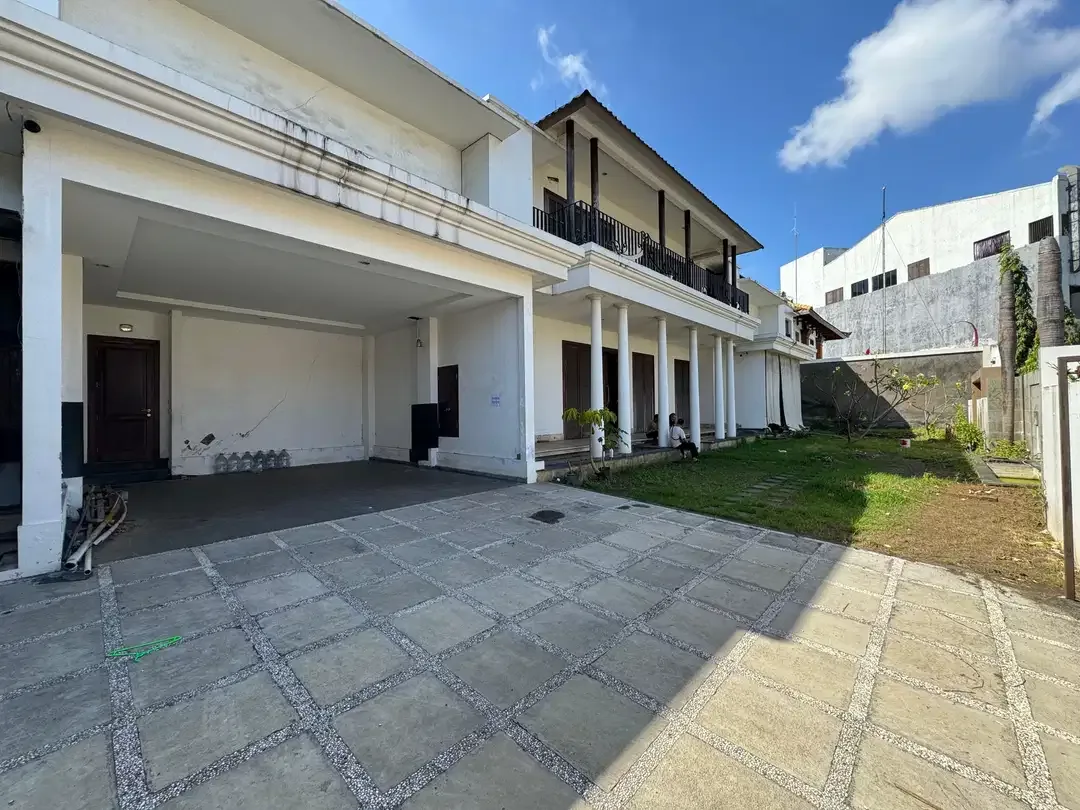 Dijual Tanah  Bonus Bangunan Villa  di Jalan Dewi Sri Kuta - Image 1 of 10