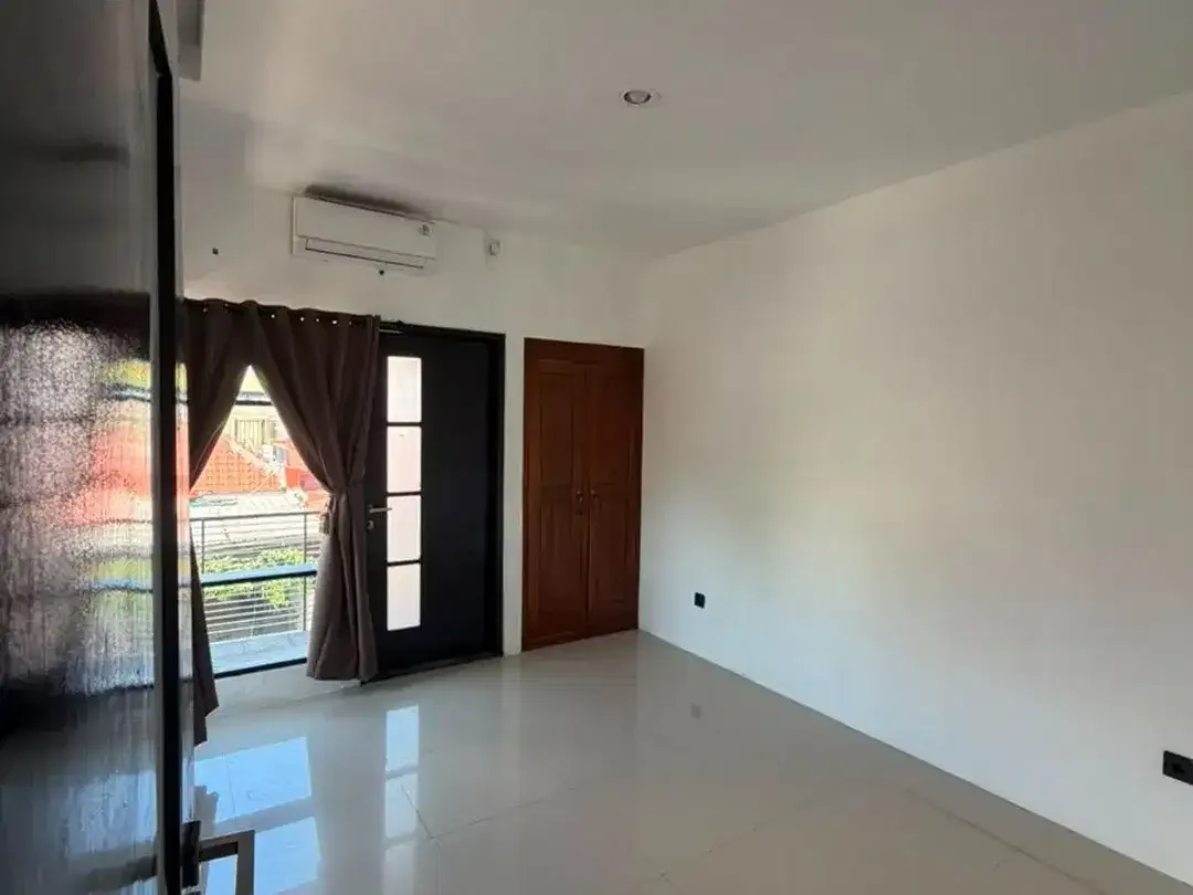 Rumah Cantik Minimalis Kerobokan Dekat Denpasar Badung Bali - Image 6 of 10
