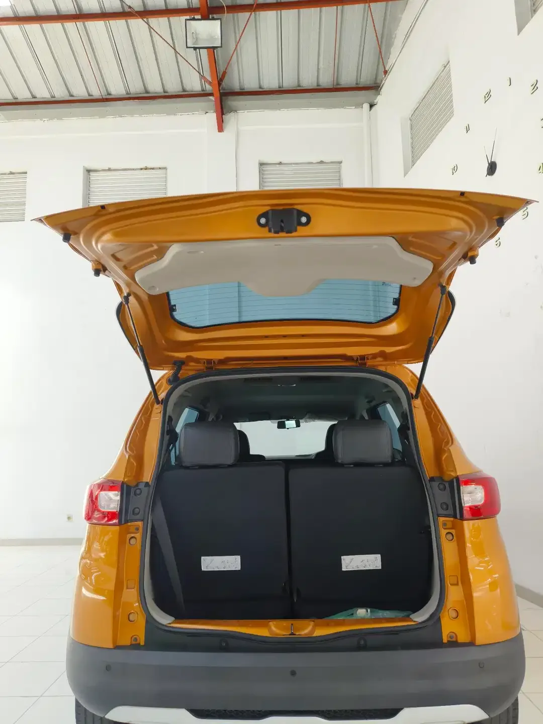 Renault Triber 1.0RXZ A/T 2020 - Image 9 of 10