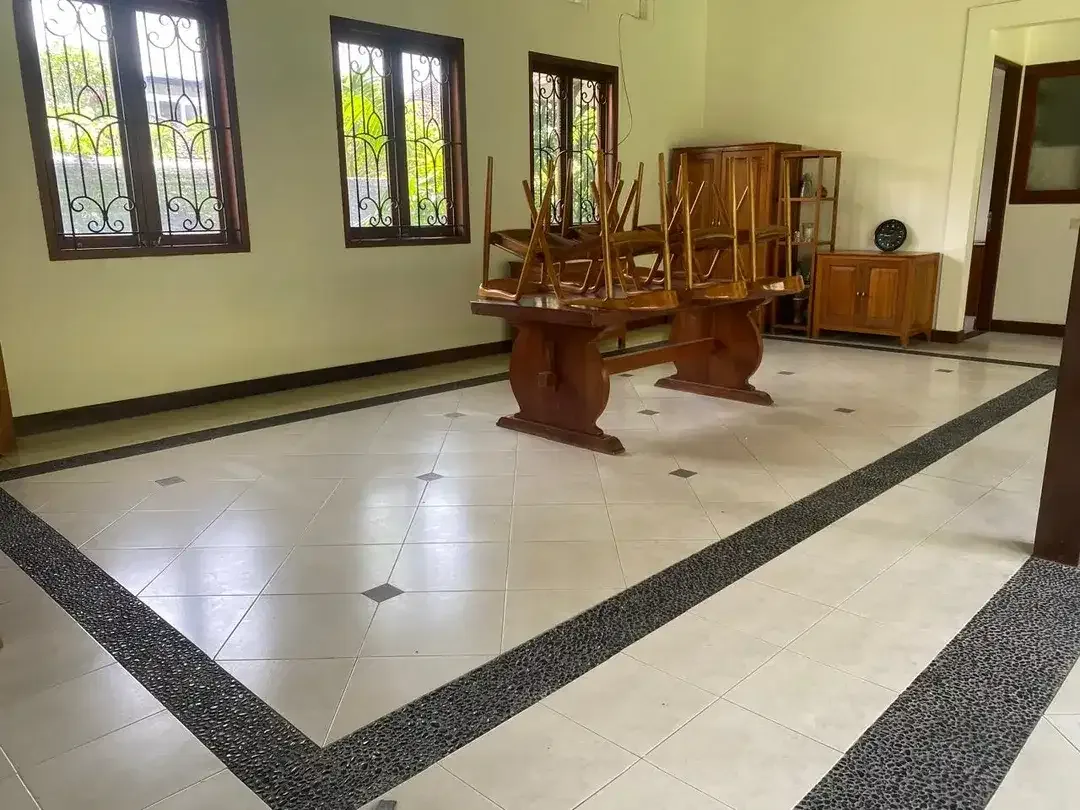 Rumah 1 Lantai Dengan taman Luas Lokasi Renon - Image 6 of 10