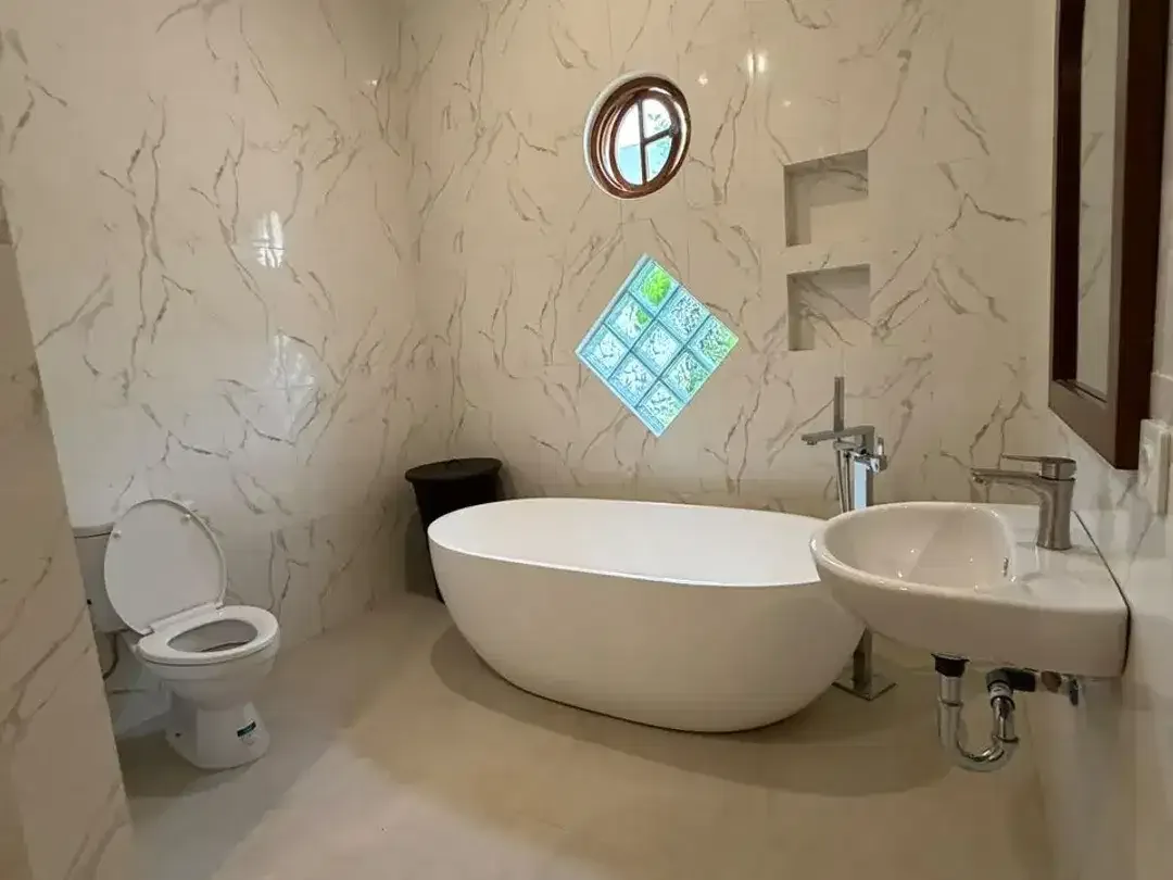 DISEWAKAN — VILLA 2 KAMAR DI LOKASI STRATEGIS, TIBUBENENG - Image 5 of 7