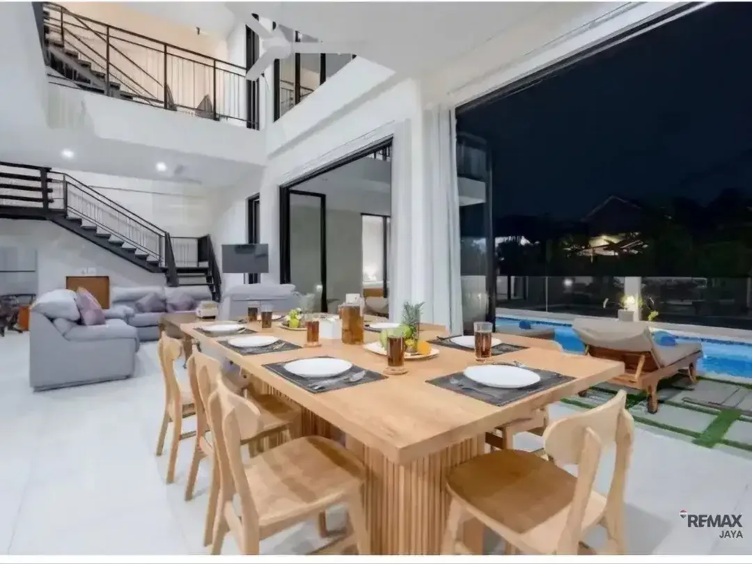 Modern 6 Bedroom Villa Dijual, di Padang Linjong Canggu - Image 1 of 10