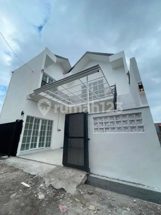 Rumah Minimalis Glass House Siap Huni Lokasi Strategis - Image 1 of 4