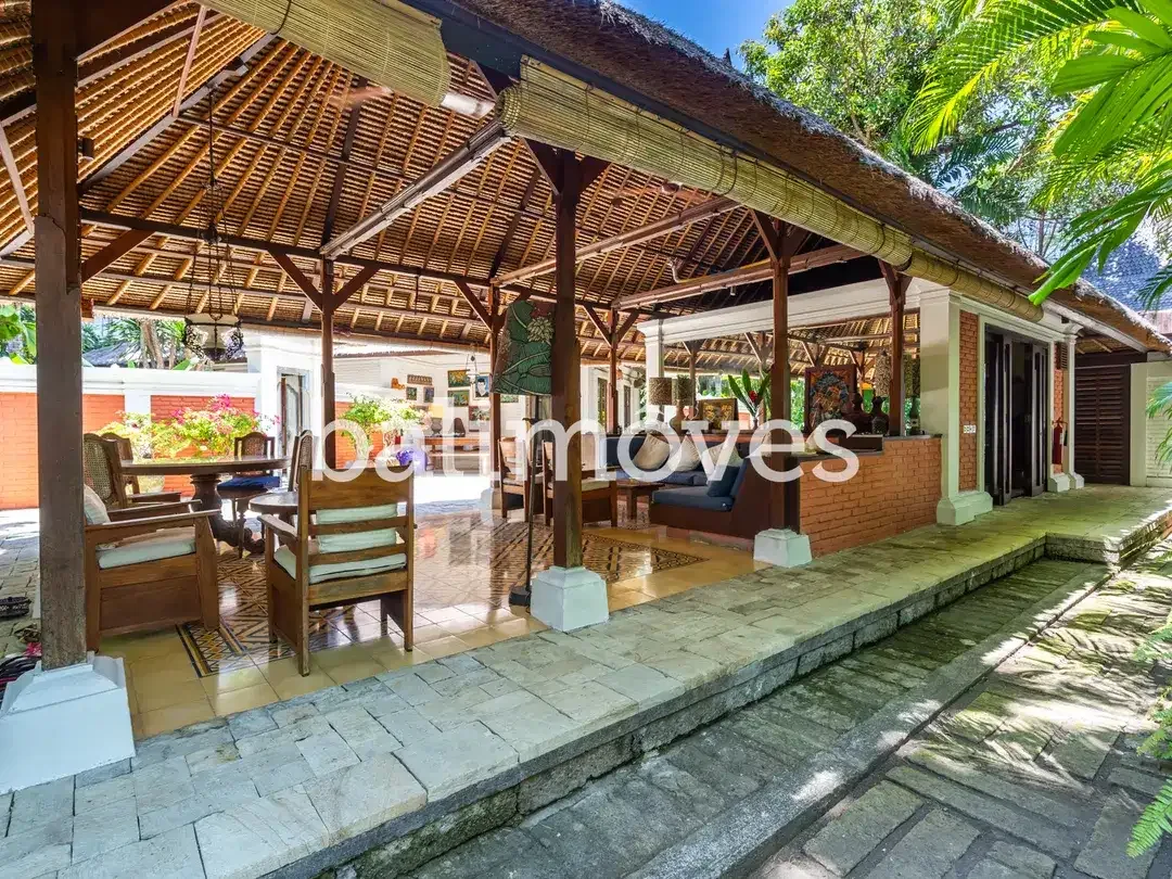 Cantik Villa Dua Kamar Tidur Di Tepi Pantai Sanur - Image 2 of 10