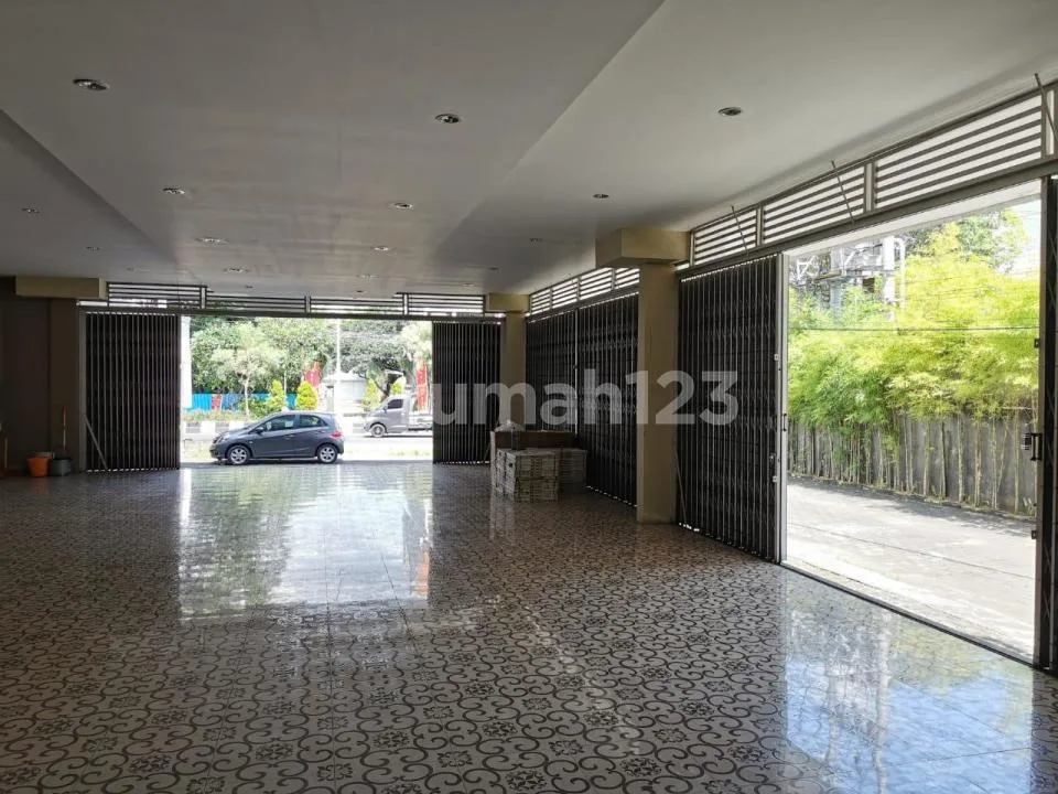 Dijual / Disewakan - Gedung Ruko 3 Lantai dengan Lift | Investasi & Usaha Premium - Image 4 of 4