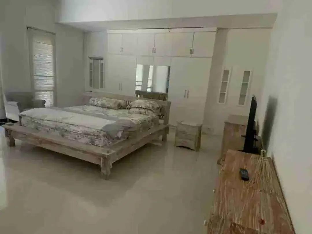 For Rent 5 BDR Villa di Lokasi Perkotaan - Image 9 of 10