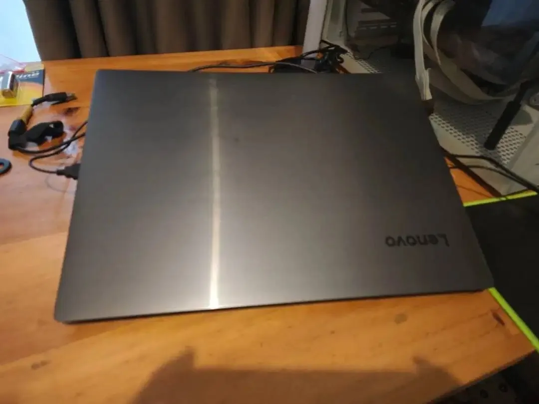 Laptop Lenovo Ryzen 5 V330 kondisi mulus - Image 1 of 5