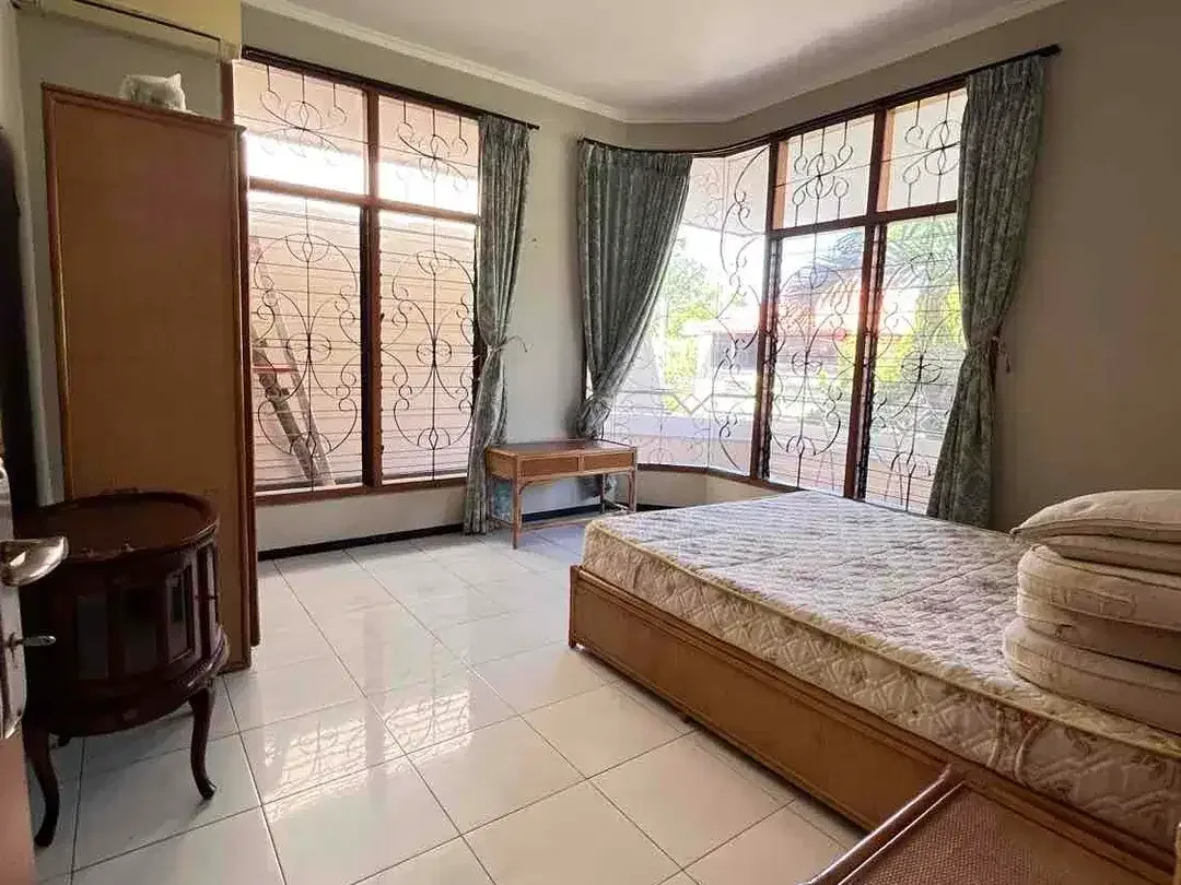 Disewakan rumah 2 lantai siap huni, tipe modern 4 Kamar Tidur - Image 6 of 10