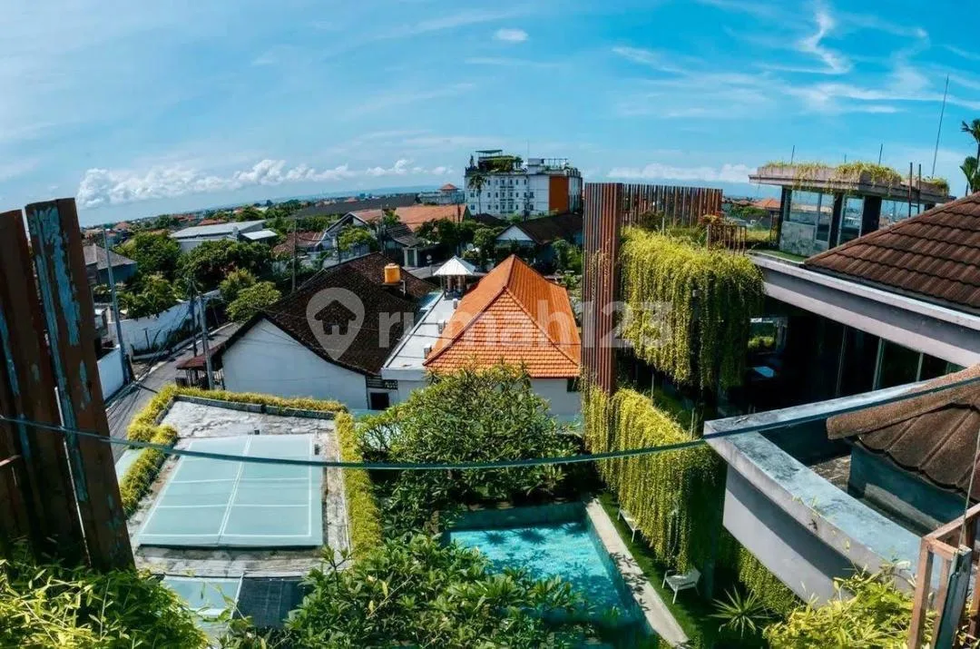 Villa Mewah 4 LT Lengkap Internet Kencang Dekat Pantai di Canggu - Image 2 of 4