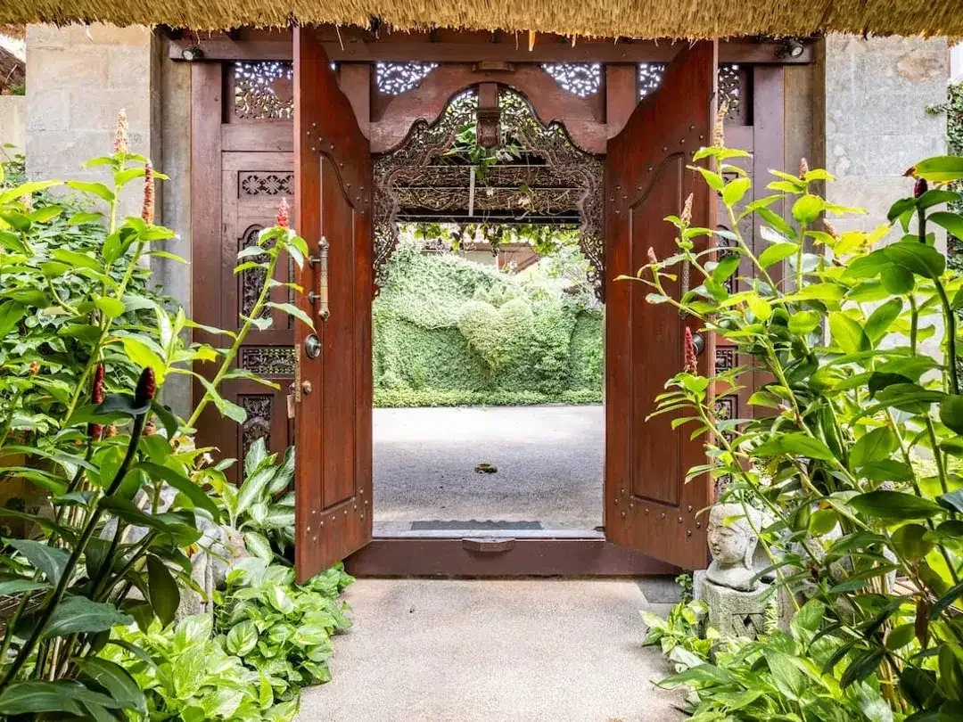 PROFITABLE LUXURY VILLA IN PRIME TOURISM SANUR - Image 6 of 10