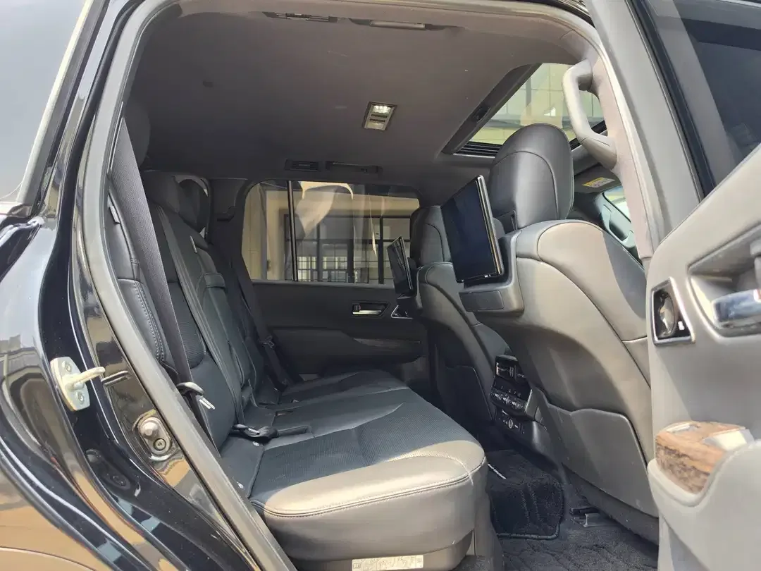 Toyota Land Cruiser 300 VXR 4x4 - Image 9 of 10