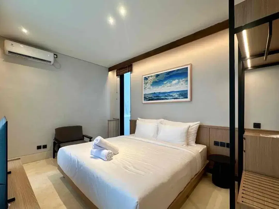 4 BEDROOMS MODERN COMTENPORARY ARCHITECTURAL STRUCTURE 1,5 KM TO THE BEACH STRATEGIC AND PRIME LOCATION AT BATU BOLONG CANGGU - Image 9 of 10