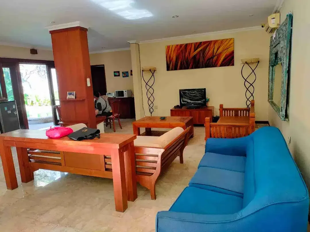 VILLA KAWASAN PREMIUM WISATA PANTAI PETITENGET SEMINYAK KUTA BALI LINGKUNGAN SEKITAR HOTEL & VILLA KOMERSIL
AKSES JALAN 6 METER PAPASAN MOBIL - Image 8 of 10