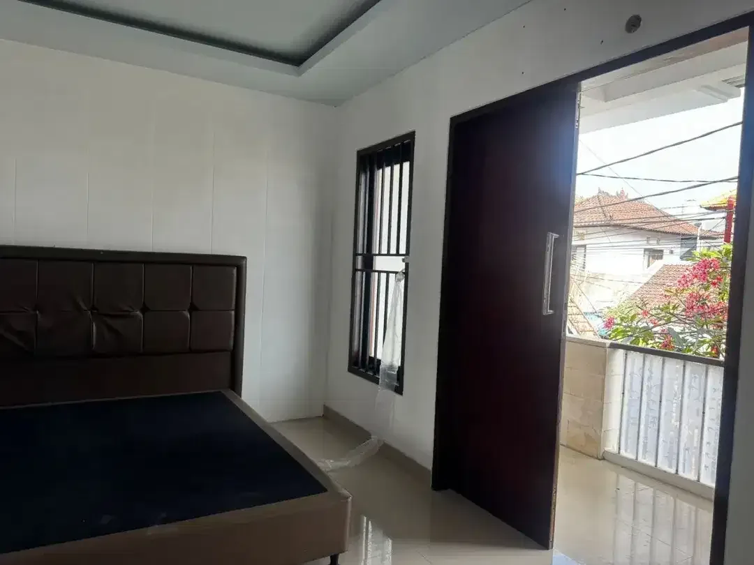 Rumah 2 Lantai Lokasi Strategis Gatsu Barat 4 Kamar Tidu Lingkungan Tenang - Image 2 of 10