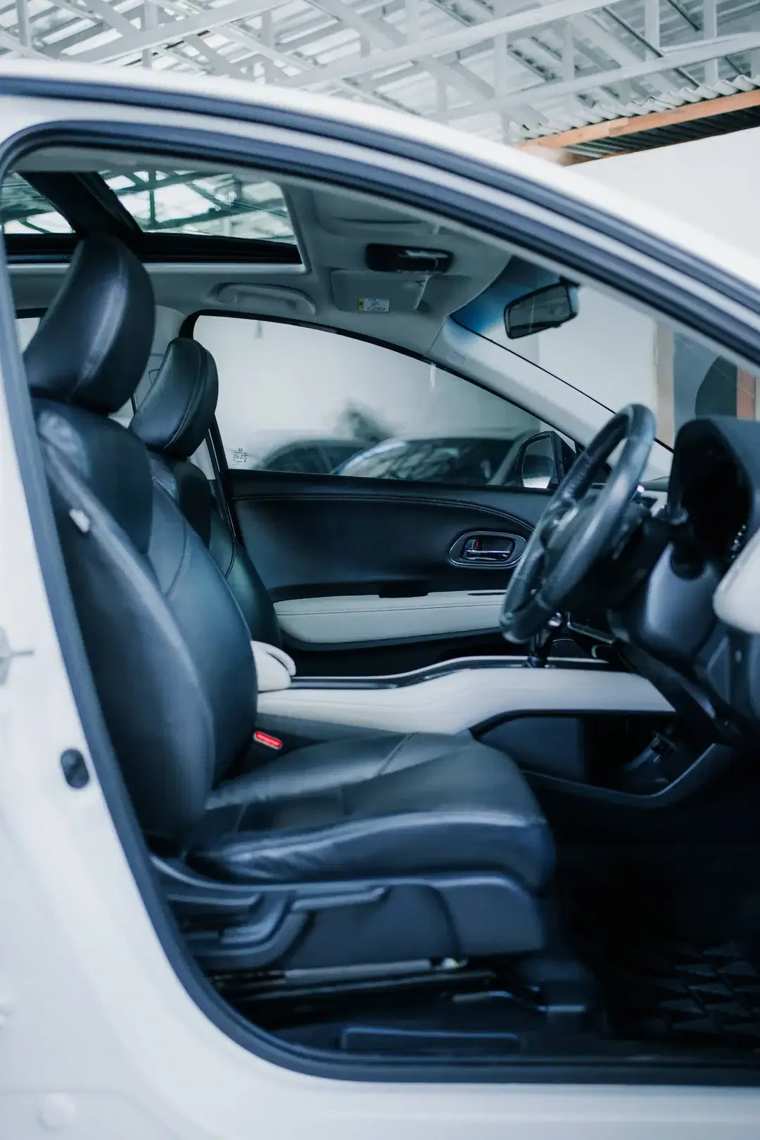 HONDA HRV PRESTIGE 1.8 CVT 2017 - Image 8 of 10
