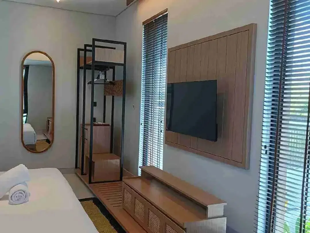 VILLA 4 BR CUMA 5 MENIT KE FINNS BEACH CLUB DAN KE PANTAI DI BATUBOLONG - Image 5 of 10