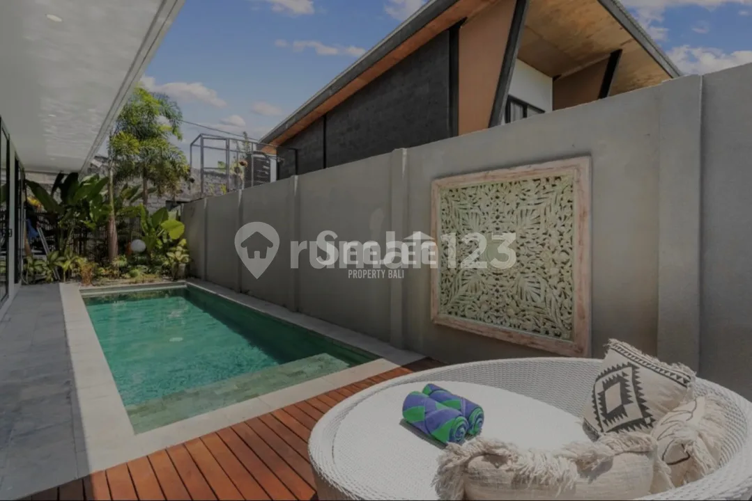 Villa Modern dengan 4 Kamar Tidur di Sentral Batu Bolong Canggu- Svlc002 - Image 1 of 4