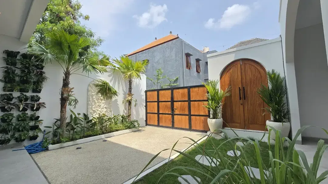 Bright White Minimalist Style Villa Padonan - Image 8 of 10